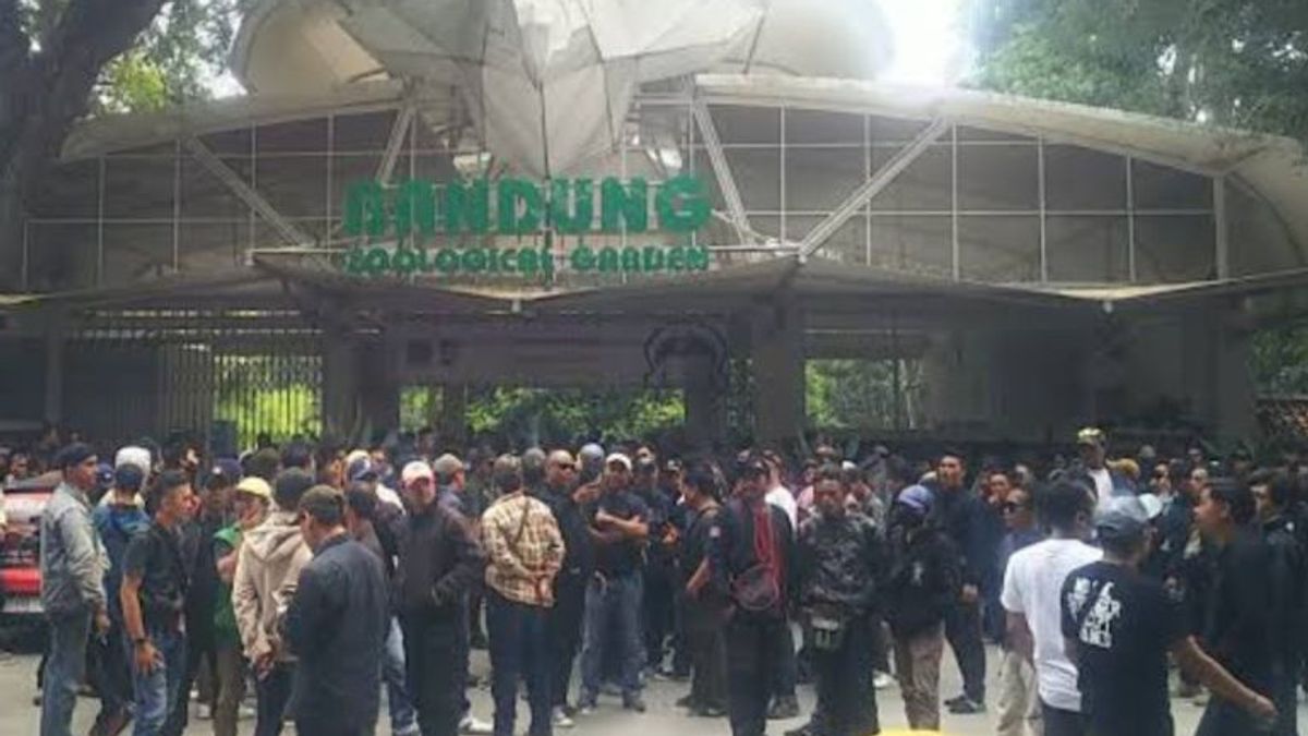 Masses Gather At Bandung Zoo Reject Sealing