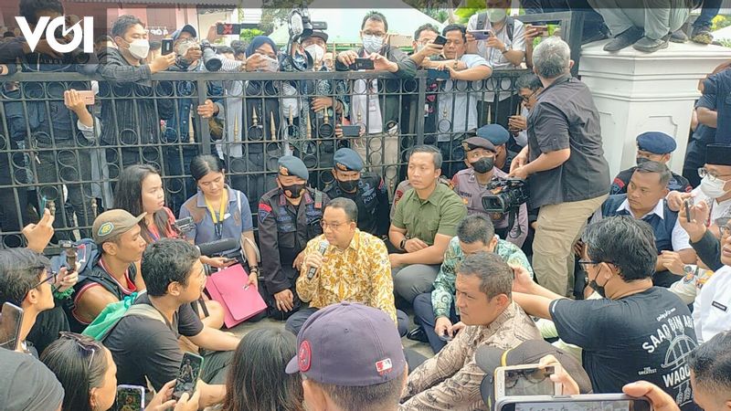 Duduk Lesehan, Anies Jawab Cecaran Pendemo Di Depan Balai Kota: Terima ...