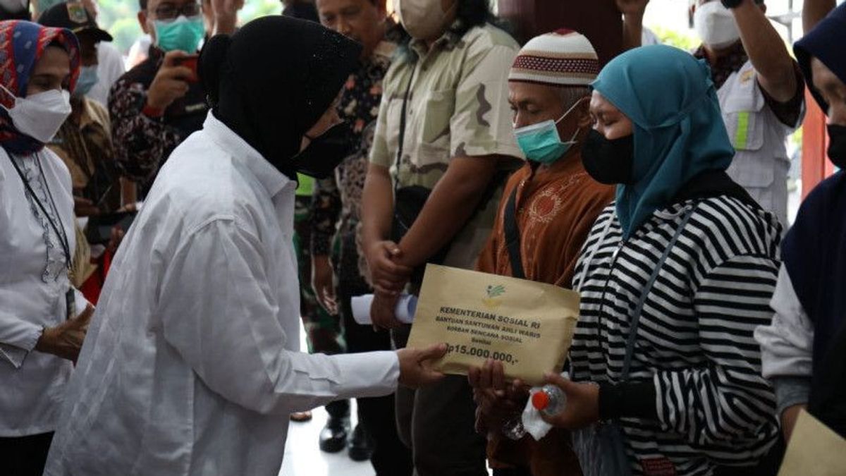 Haru Family Crying For Victims Of Incidents When Accepting Compensation From Social Minister Risma