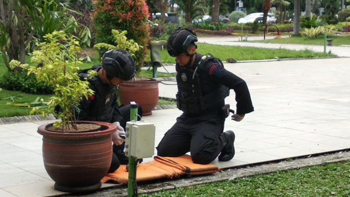Nanas Grenade Found At Surabaya City Hall