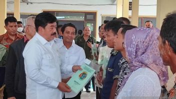 Serahkan 250 Sertifikat Tanah ke Warga Jember, Menteri Hadi Tjahjanto: Jangan Gadai ke Rentenir Langsung ke Bank