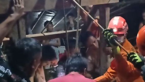 Tim SAR Evakuasi Korban Penambang Emas yang Terjebak di Lubang Tambang Tatelu  