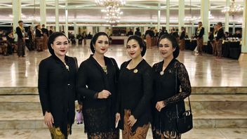  Tampilan Artis Berbusana Jawa dalam Kirab Malam 1 Suro 2025 di Pura Mangkunegaran