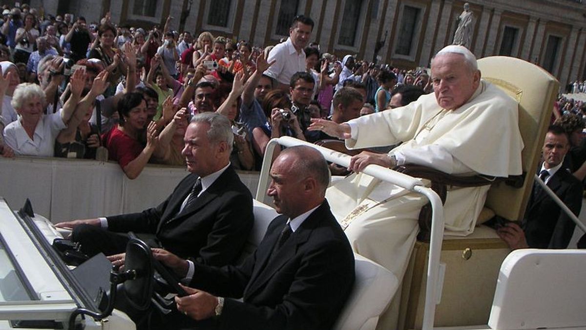 Le Pape Jean-Paul II Est Entré Dans La Mosquée, Sur L’histoire D’aujourd’hui, Le 6 Mai 2001