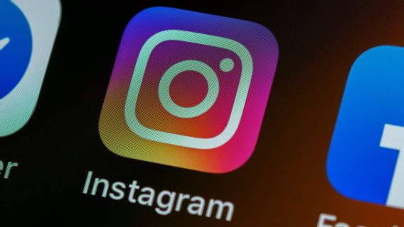 Instagram Launches AI-Based Photo Expansion Feature