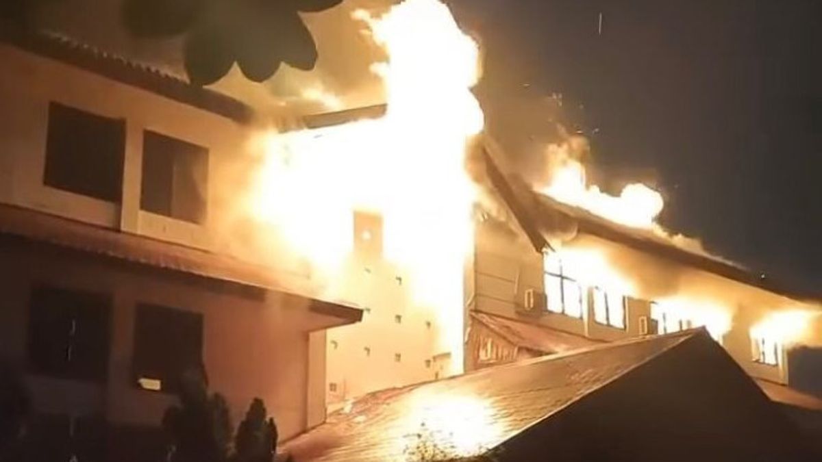 Gedung PWRI Jaksel Terbakar, 22 Damkar Diterjunkan