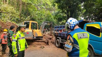 Joint Officers Are Still TRYing To Open Sukabumi-Palabuhanratu Access Which Is Landslide