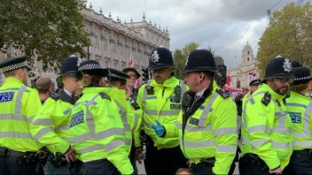 جاكرتا (رويترز) - ألقت الشرطة البريطانية القبض على 27 ناشطا من نشطاء اسم 