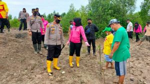 Aksi Kapolres Langkat Sumatera Utara Tanam Mangrove 