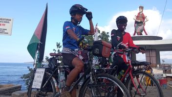 两名雅加达人骑自行车前往班尤旺吉为巴勒斯坦募捐