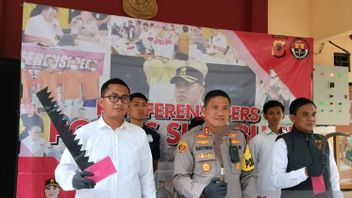 Sukabumi警察拘留了2名拥有尖锐武器的初中生