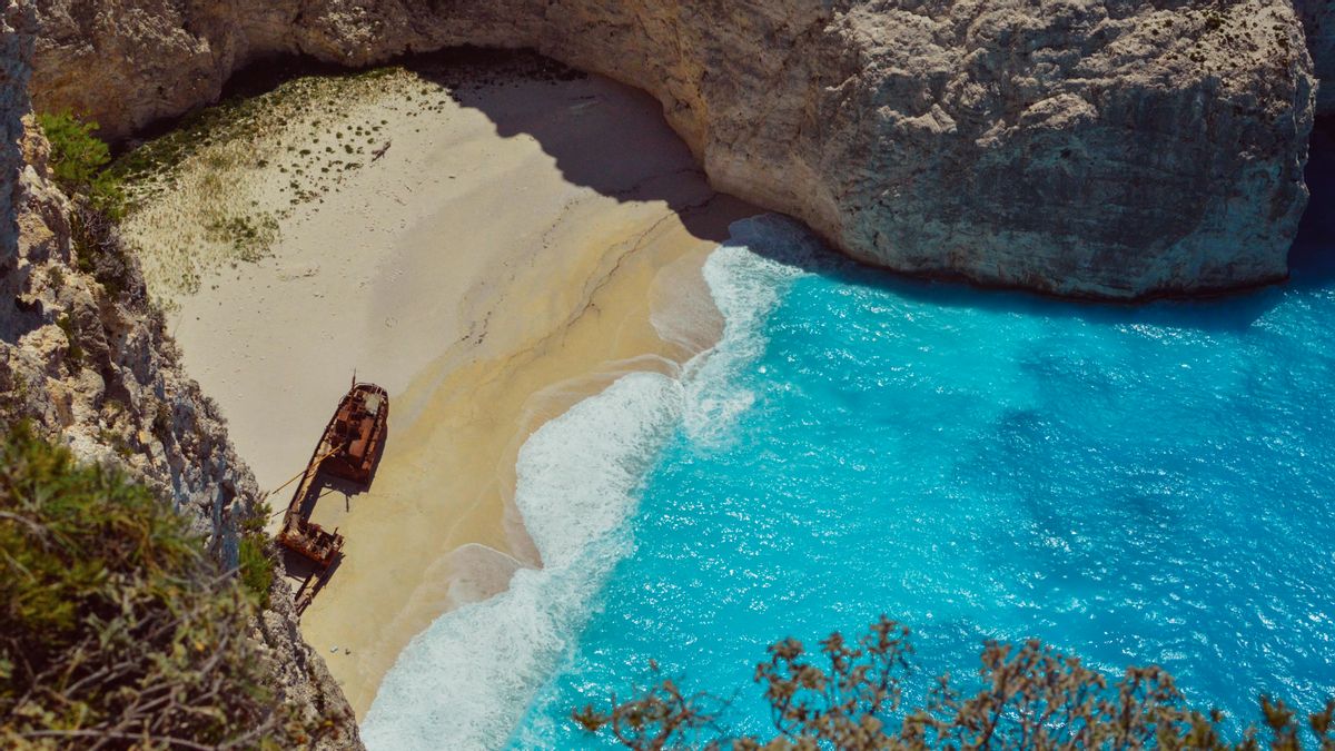 アメリカ人観光客がギリシャの小さな島で死んでいるのが発見され、他の3つは行方不明です