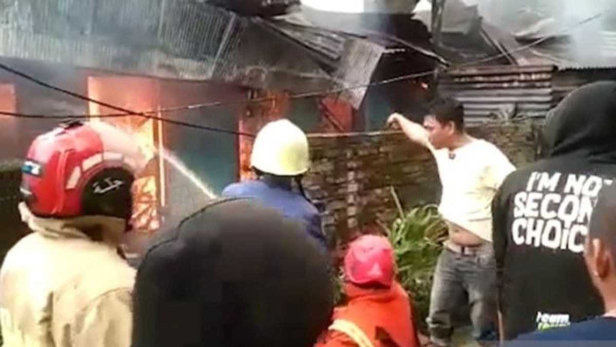 Not Accepting Bank Confiscation, Residents In Makassar Allegedly Burning Their Own House