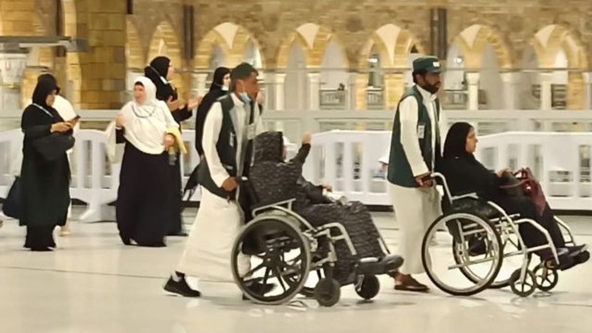 يمكن للحجاج استخدام الكراسي المتحركة في مجمع المسجد الحرام ، هذه هي الأجرة