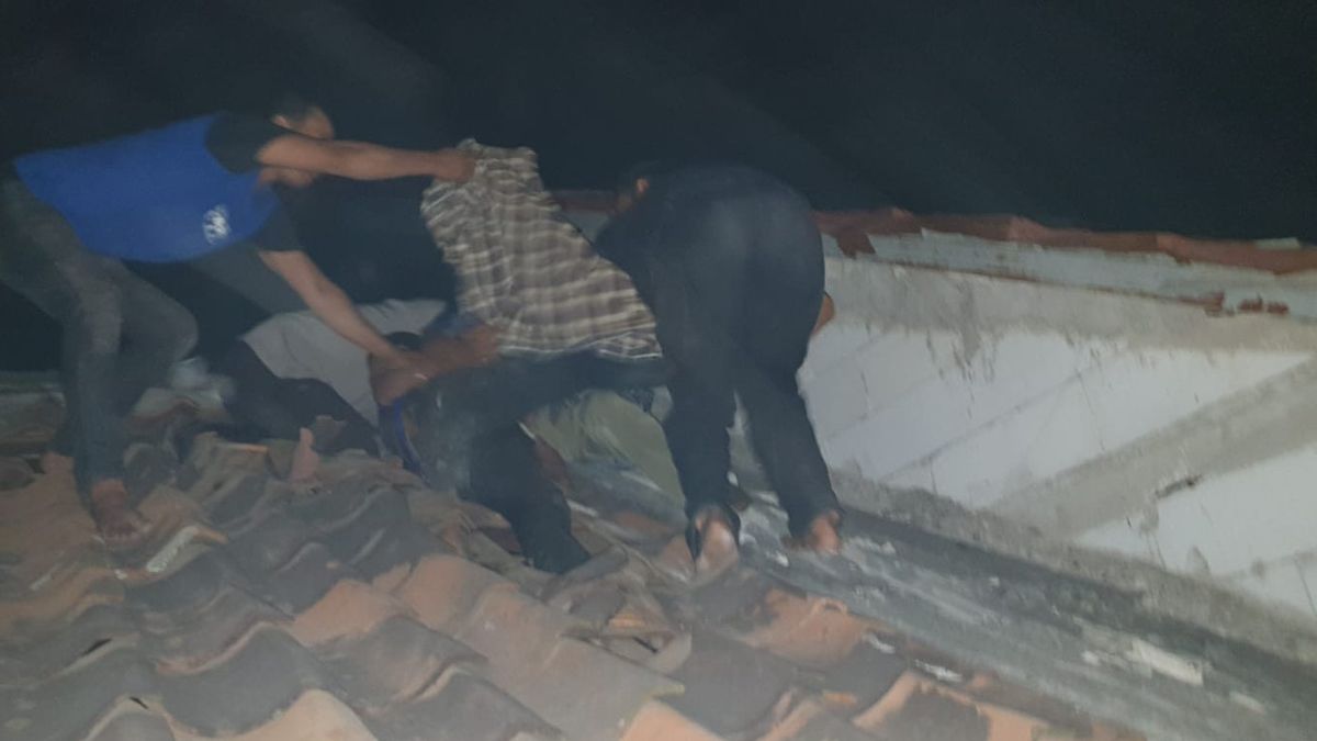 Because Cintak Was Rejected, A Man In Tangerang Tried To Suicide Falls From The Roof Of The House