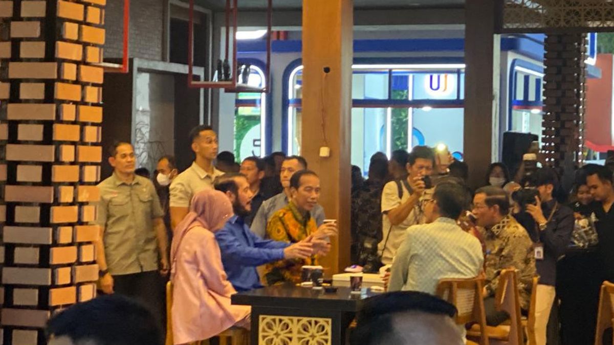 The Moment Jokowi Ngopi Relaxed With Sandiaga Until Chief Justice Of The Constitutional Court Anwar Usman After The Opening Of The Jakarta Fair