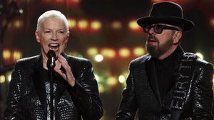  Eurythmics Rayakan 40 Tahun Album <i>Sweet Dreams (Are Made Of This)</i>