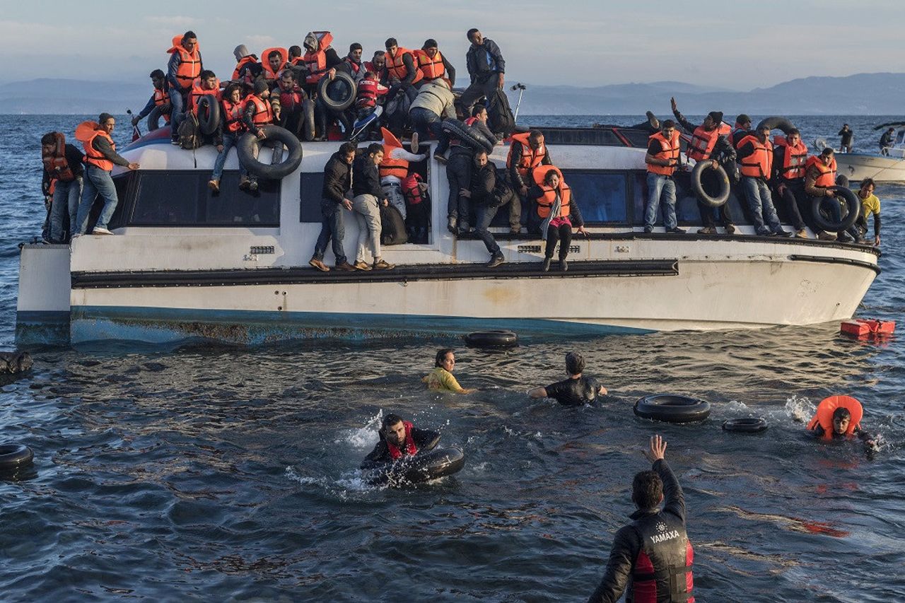 イタリアで移民の木造船が岩にぶつかった後に沈没:59人の子供を含む12人が死亡