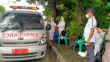 Claiming To Be Positive For COVID-19, US Caucasians Visit The Blocking Post In Medan