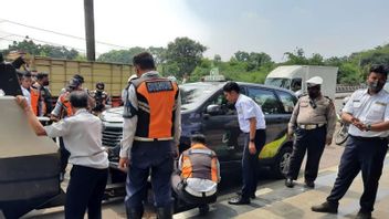 Dishub Derek Paksa 2 Mobil Pakir Sembarangan di Bogor