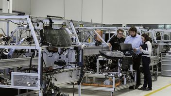 يتم غمر مصنع الروبوت مع أوامر، ولكن الأمر يتطلب القوى العاملة لتسريع الإنتاج