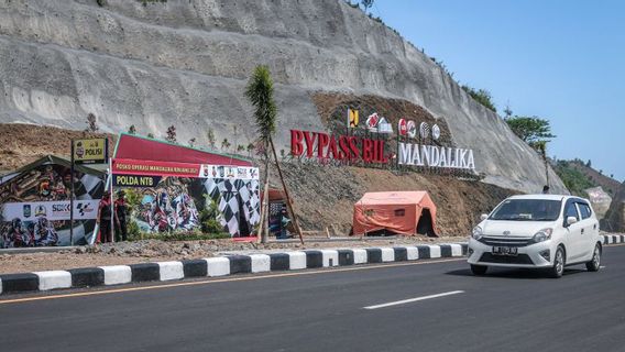 Central Lombok DLHK Cleans Garbage At Bypass Towards Mandalika Circuit