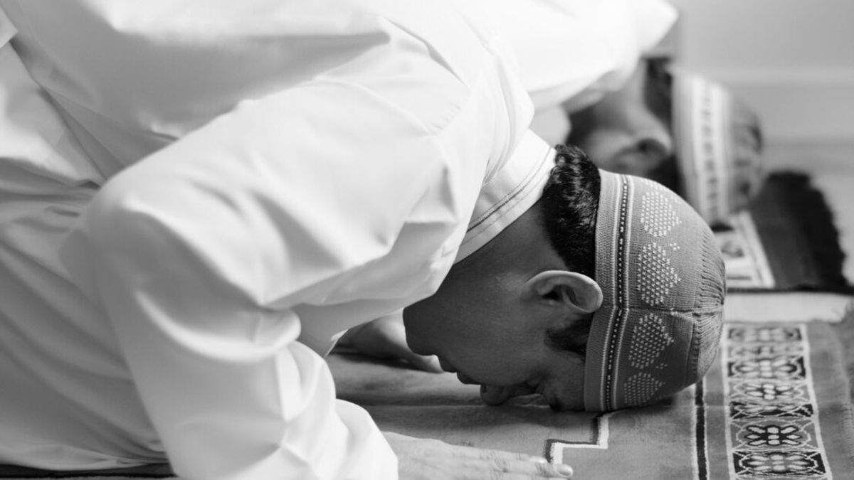Sujud Tilawah Adalah: Pengertian, Dalil, Bacaan Doa, dan Tata Cara Melakukannya 