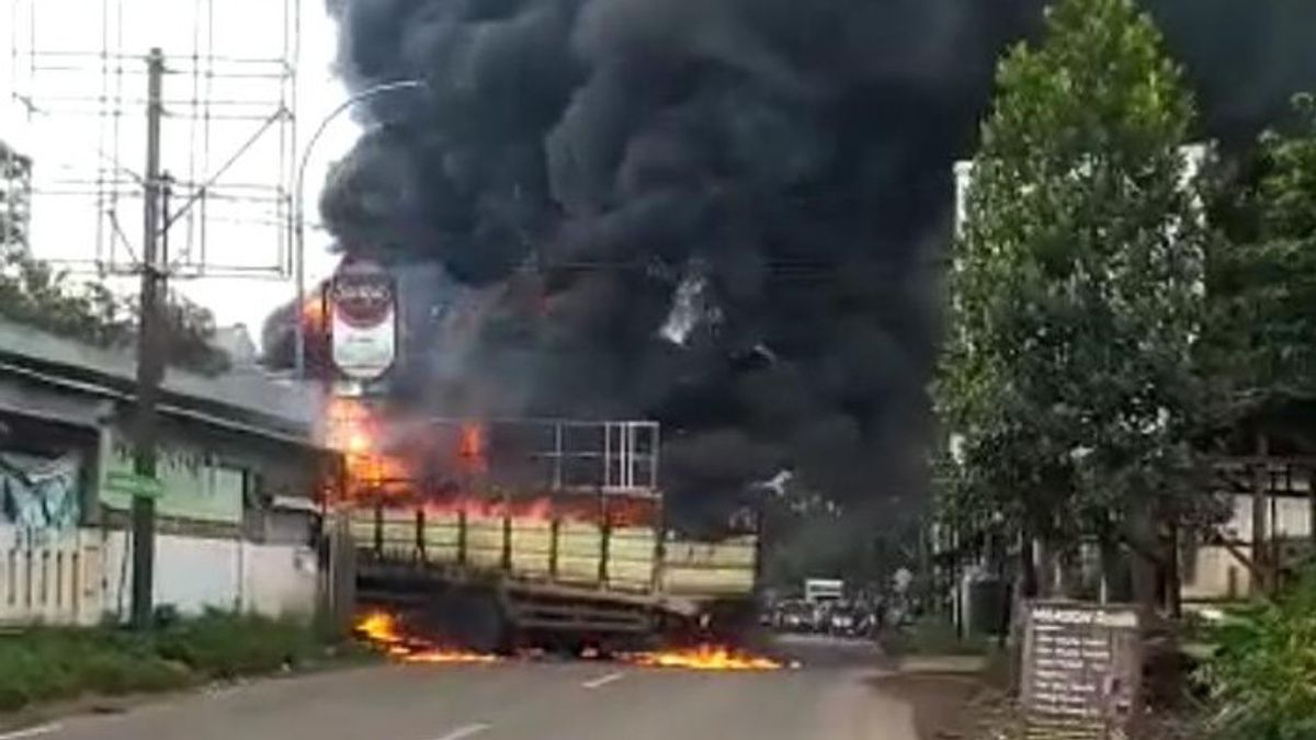 Tersangkut Kabel Listrik Udara, Truk Tronton Muatan Styrofoam Terbakar