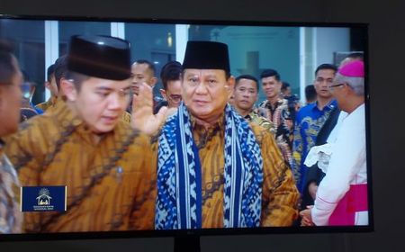 Tiba di Perayaan Natal Nasional 2024, Presiden Prabowo Dikalungi Selendang Putih Biru