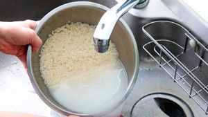 Perlukah Mencuci Beras Sebelum Dimasak? Ini Kata Ahli dan Chef