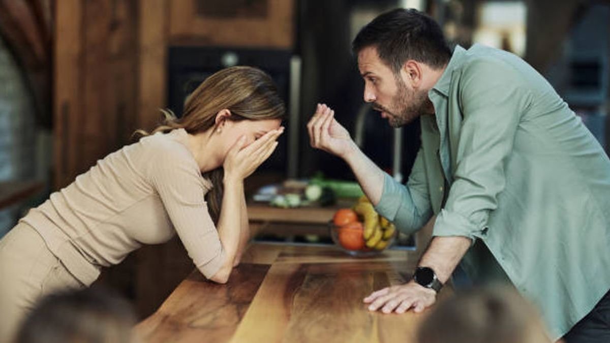 لماذا غالبا ما ينتقد بعض الرجال نقص الأزواج؟ اتضح أن هذا هو السبب
