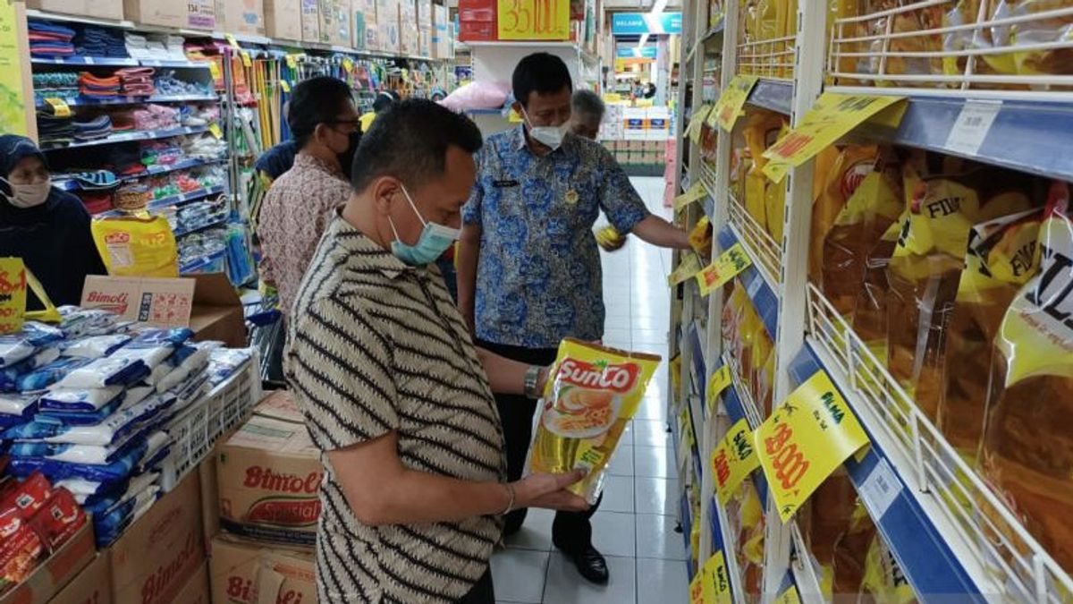 乐天玛特，Superindo和大都会购物中心密切监视勿加泗市政府确保出售食用油14，000印尼盾