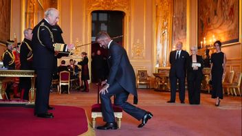 ديفيد بيكهام رسميا سيور ، يرتدي بدلة التصميم الأول فيكتوريا بيكهام