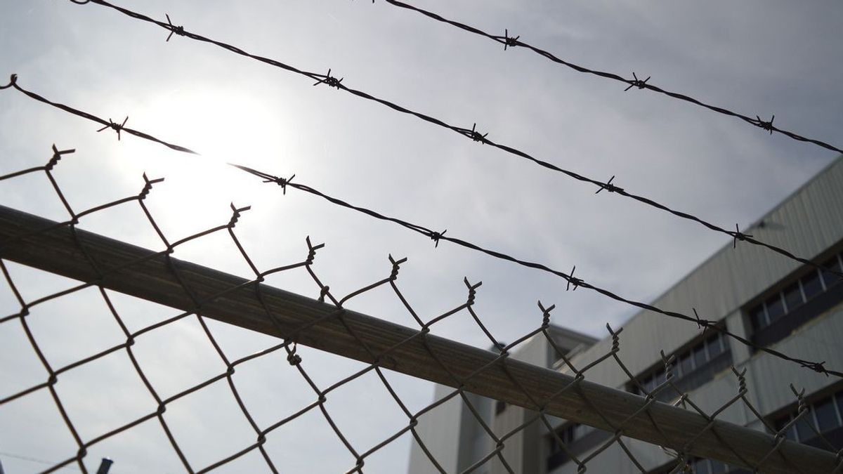 警察は、ブキティンギ刑務所へのオンラインオジェクを介したマリファナ密輸の疑いを探しています