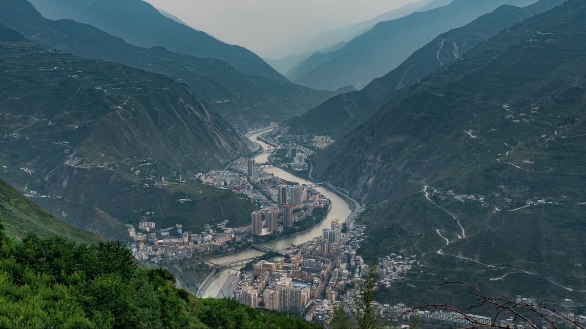 洪水と土砂崩れにより、中国の四川省で2人の住民が死亡し、数十人が行方不明になった