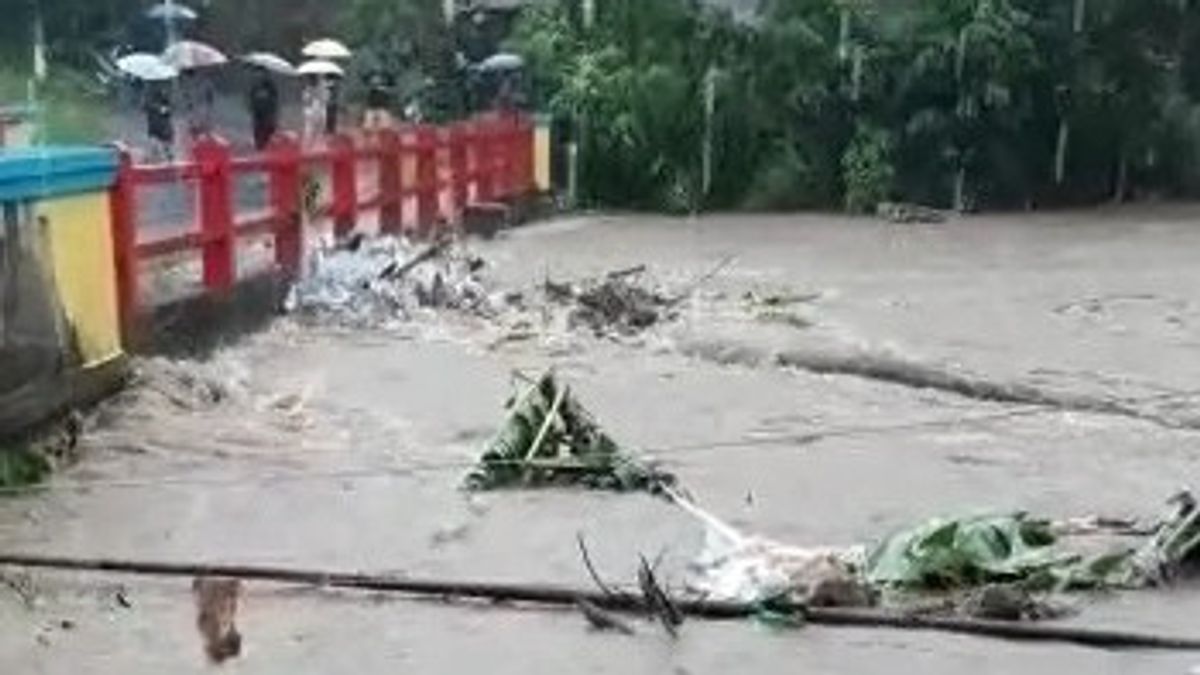 洪水と土砂崩れに見舞われたマナド、住民1人が死亡