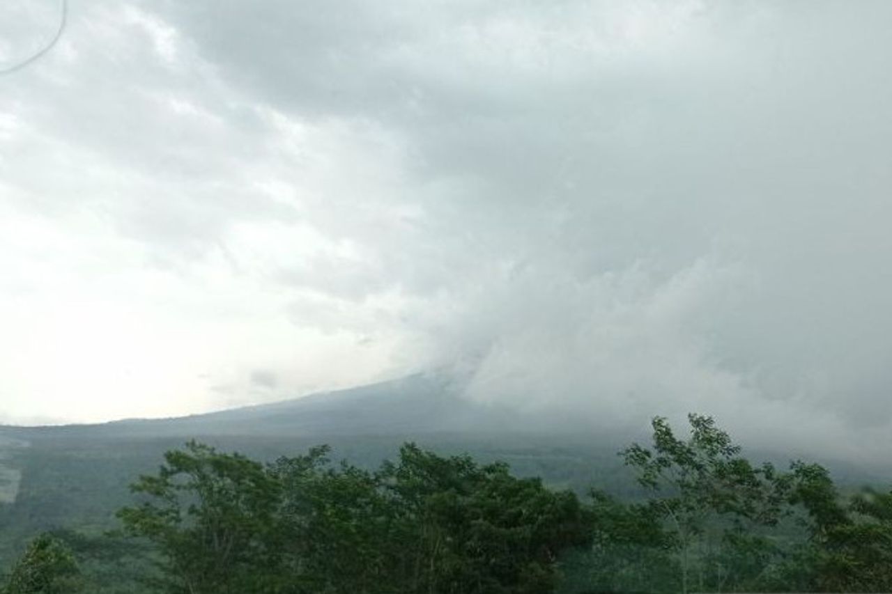 スメル山が再び噴火し、熱い雲を放出