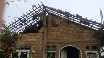 عشرات المنازل في سوكابومي تضررت من الأعاصير