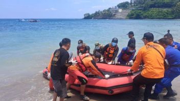 Carried Away by the Current, a Fisherman from Bali Dies Drifted on Senggigi Beach