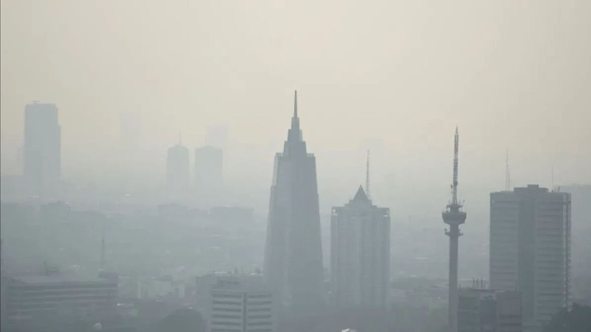 ヘル・ブディはジャカルタの大気汚染企業が環境改善制裁に従わなければ許可を取り消すと脅迫