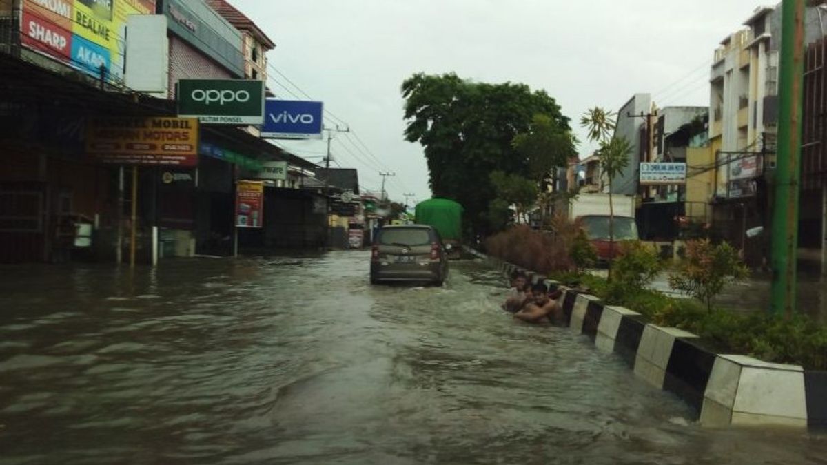 Floods Hit A Number Of Areas In Samarinda