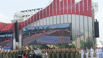 Didampingi Ibu Negara Iriana, Presiden Jokowi Pimpin Upacara Peringatan HUT TNI ke-79 di Monas