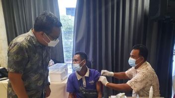 为了让客人感到安全，查亚普拉的酒店经理为员工注射加强疫苗