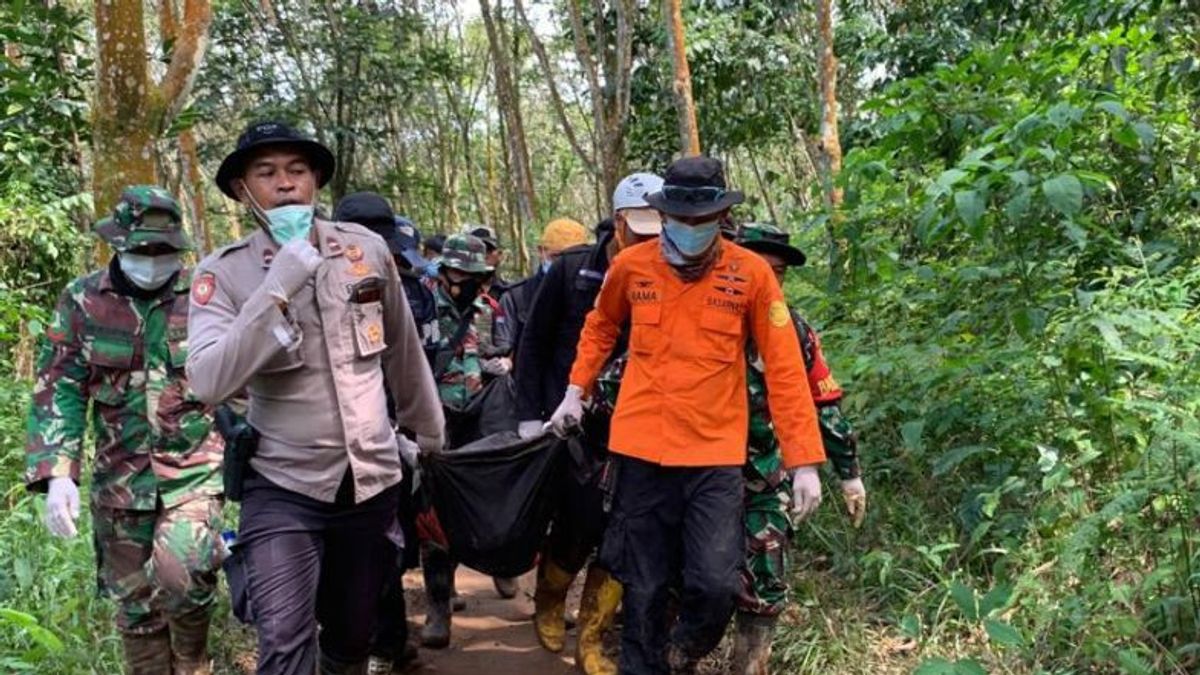 العثور على 2 من الضحايا الذين قتلوا بسبب انهيار أرضي في قرية جوكو باتو لامبونج
