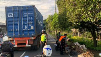 Desperately Riding A Container Truck, A 14-year-old Boy Fell And Was Run Over In Cengkareng