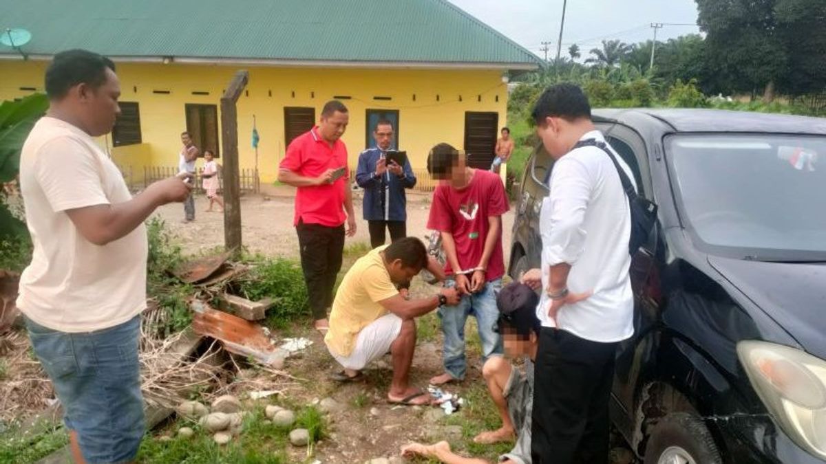 2 Drug Dealers In West Pasaman Do Not Move When Ambushed By Police On The Road