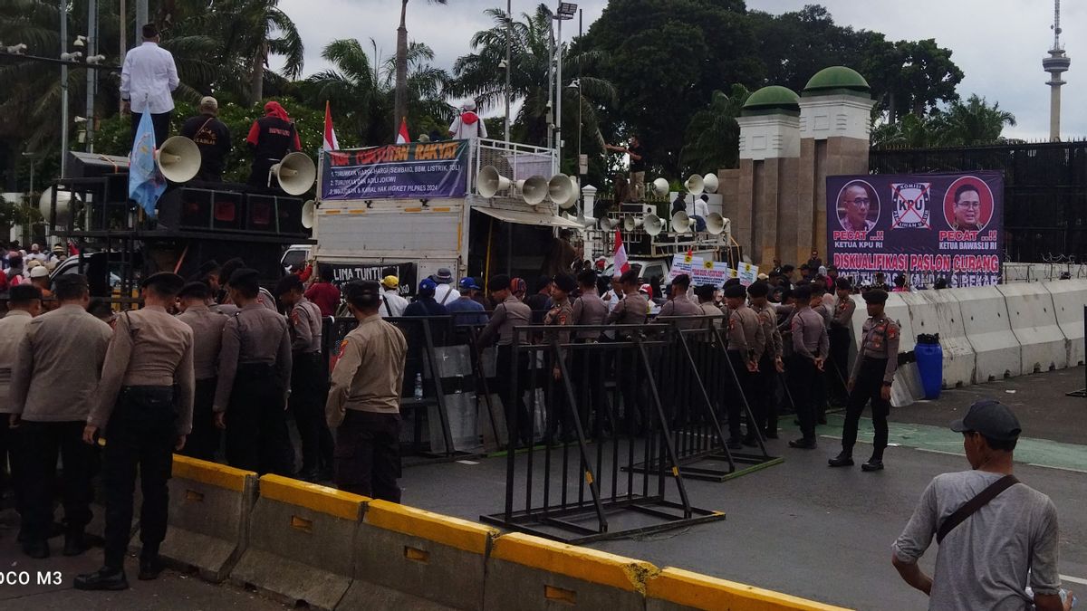 インドネシア国会議事堂の前にある2つの大衆行動グループが鉄のパガーに縛られている