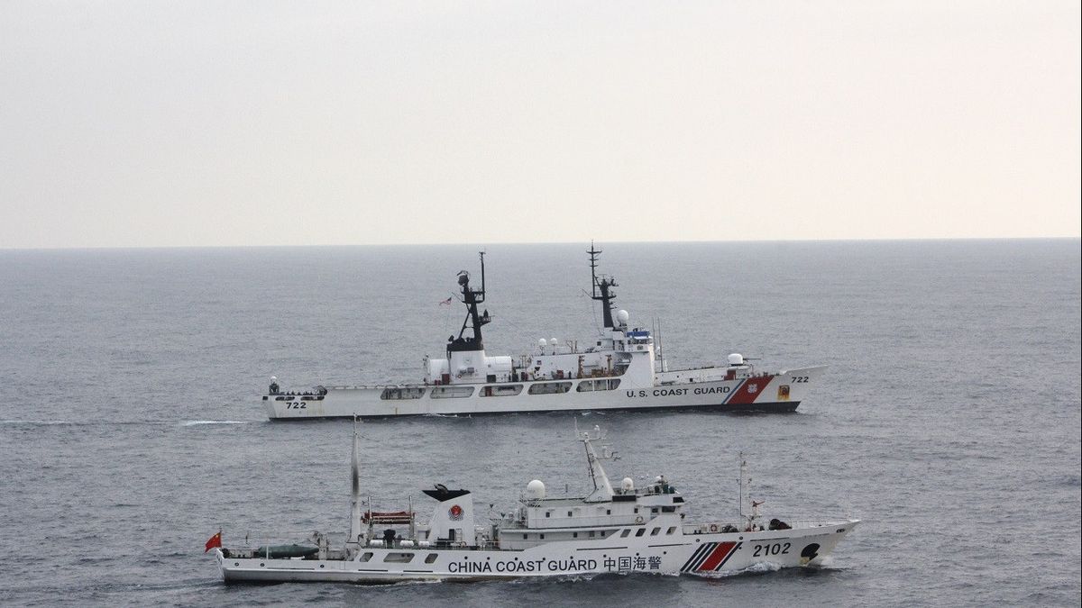 菲律宾在南中国海对其船只使用水炮抗议,呼吁中国外交官