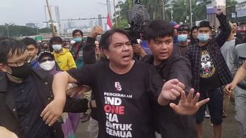 弁護士のアデ・アルマンド、インドネシア国会議事堂での4月11日のデモで挑発した母親を逮捕するよう警察に要請
