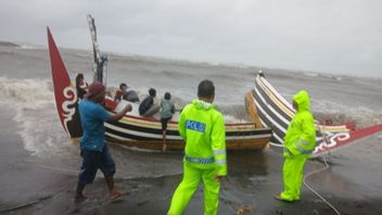 シトゥボンド海域の異常気象、3人の漁師を含む船が分割されて2つの影響を受けて、波にぶつかって避難します